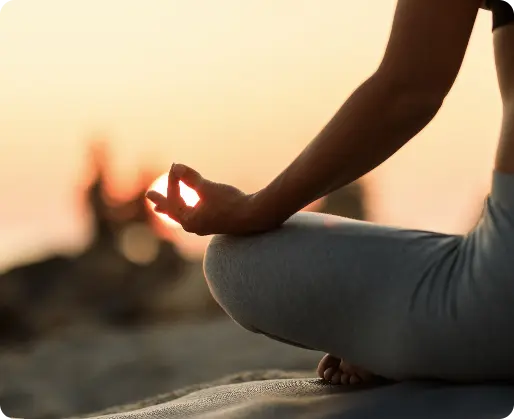 primo-piano-della-donna-che-medita-nella-posizione-del-loto-al-tramonto